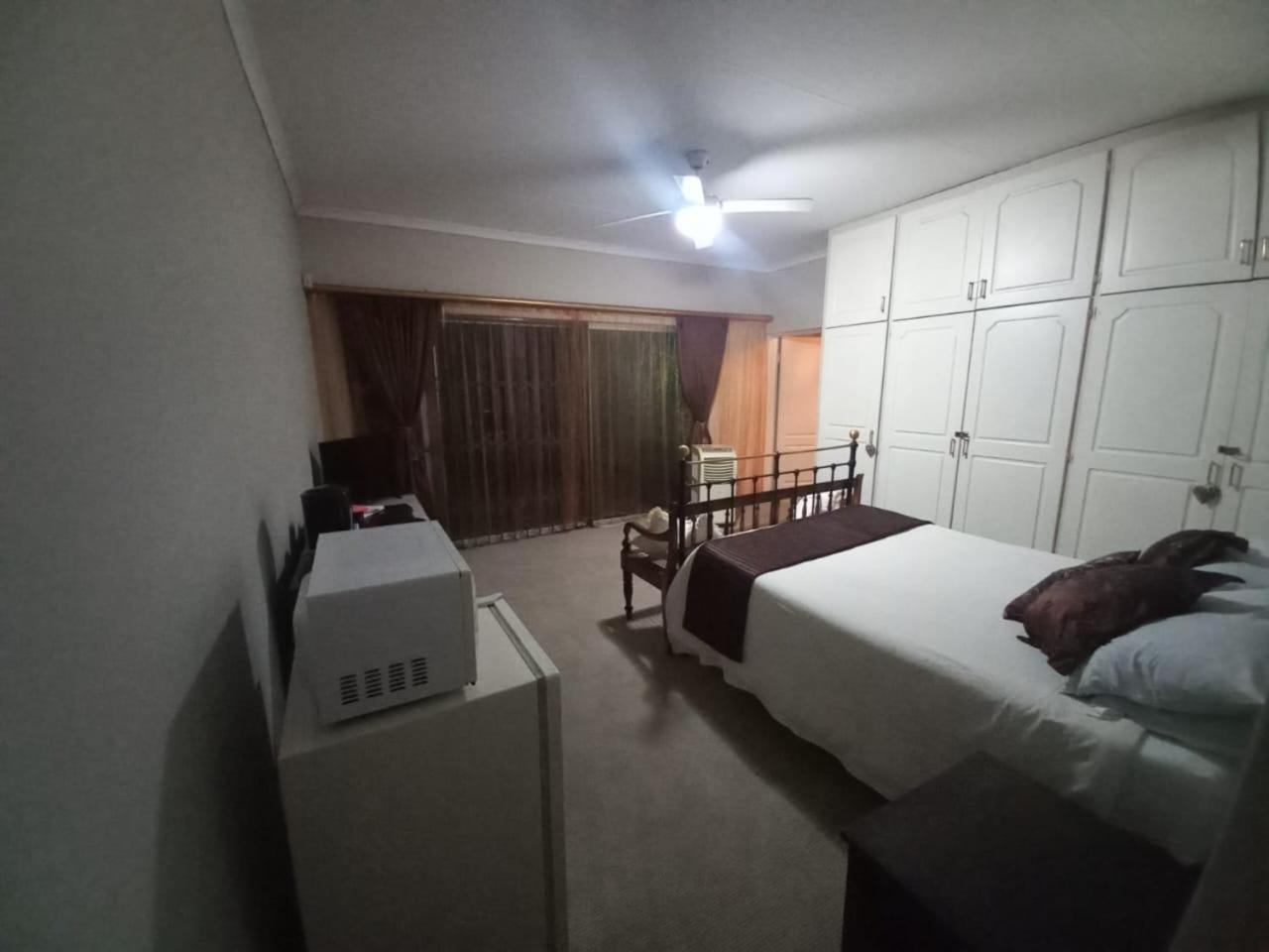 Anri Guesthouse Блумфонтейн Экстерьер фото